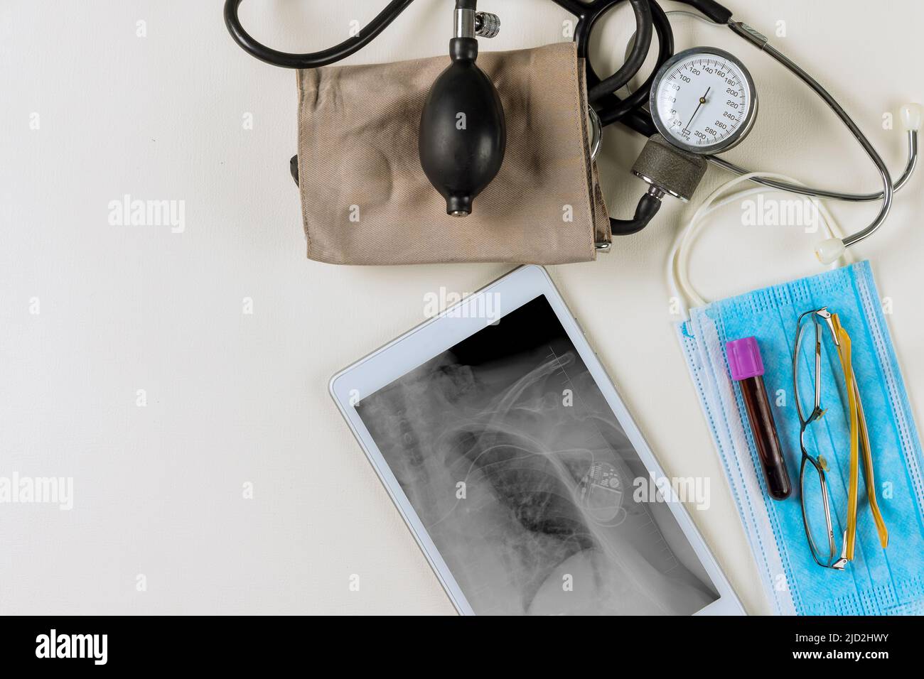 Dopo l'installazione dei pacemaker, il torace radiogeno in visualizzazione digitale del tablet Foto Stock