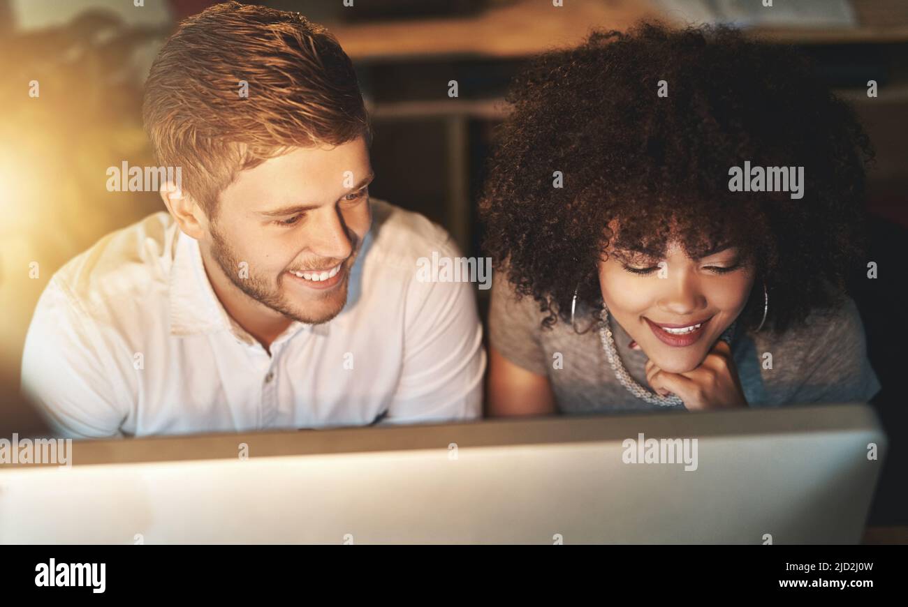 Stavano facendo buoni progressi. Shot di colleghi che lavorano tardi in ufficio. Foto Stock