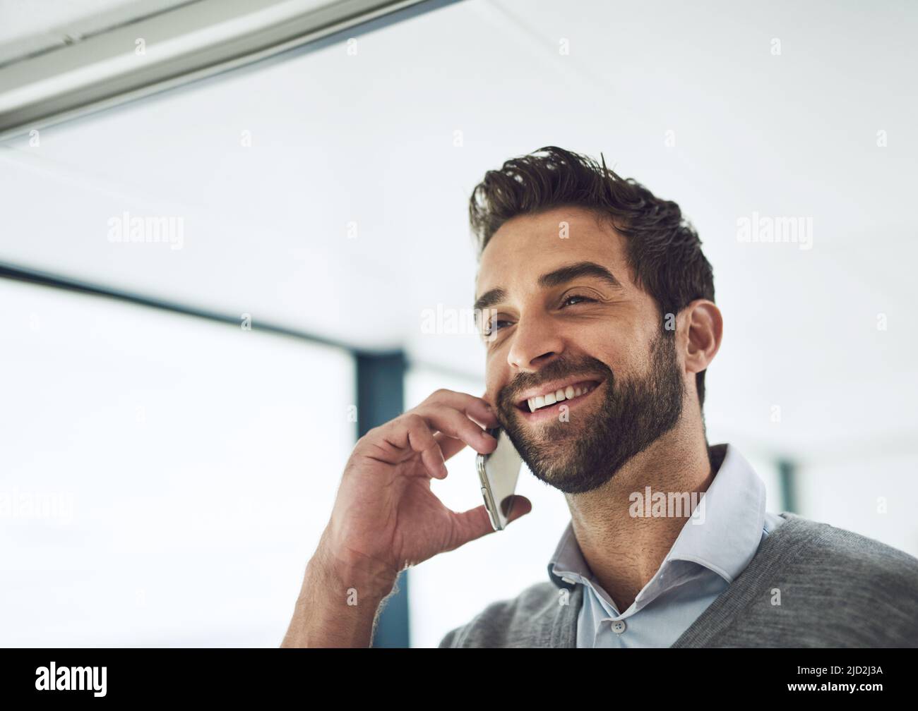 Egli rimane in cima al suo lavoro. Scatto corto di un uomo d'affari che lavora nel suo ufficio. Foto Stock