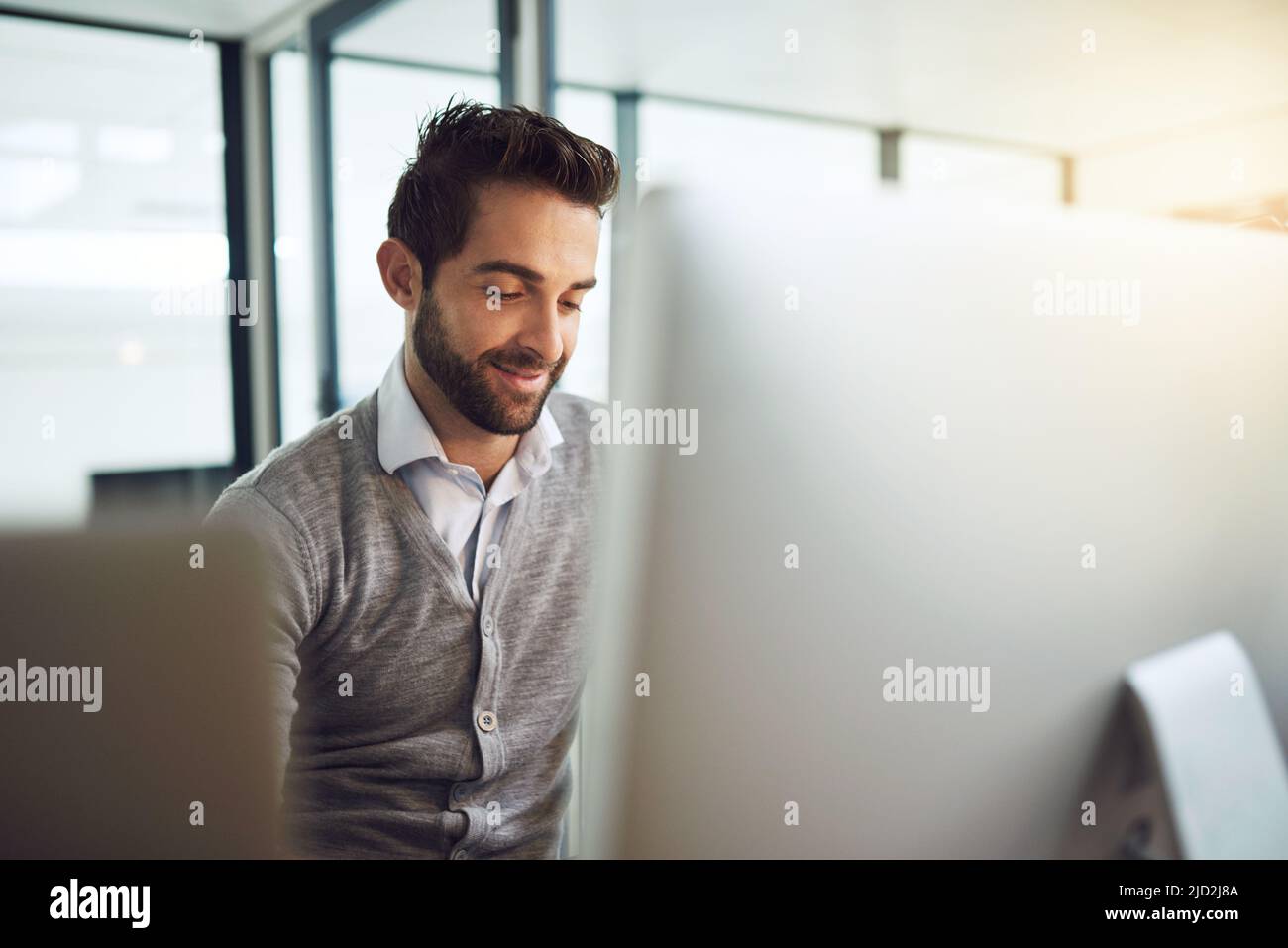 Egli rimane in cima al suo lavoro. Scatto corto di un uomo d'affari che lavora nel suo ufficio. Foto Stock