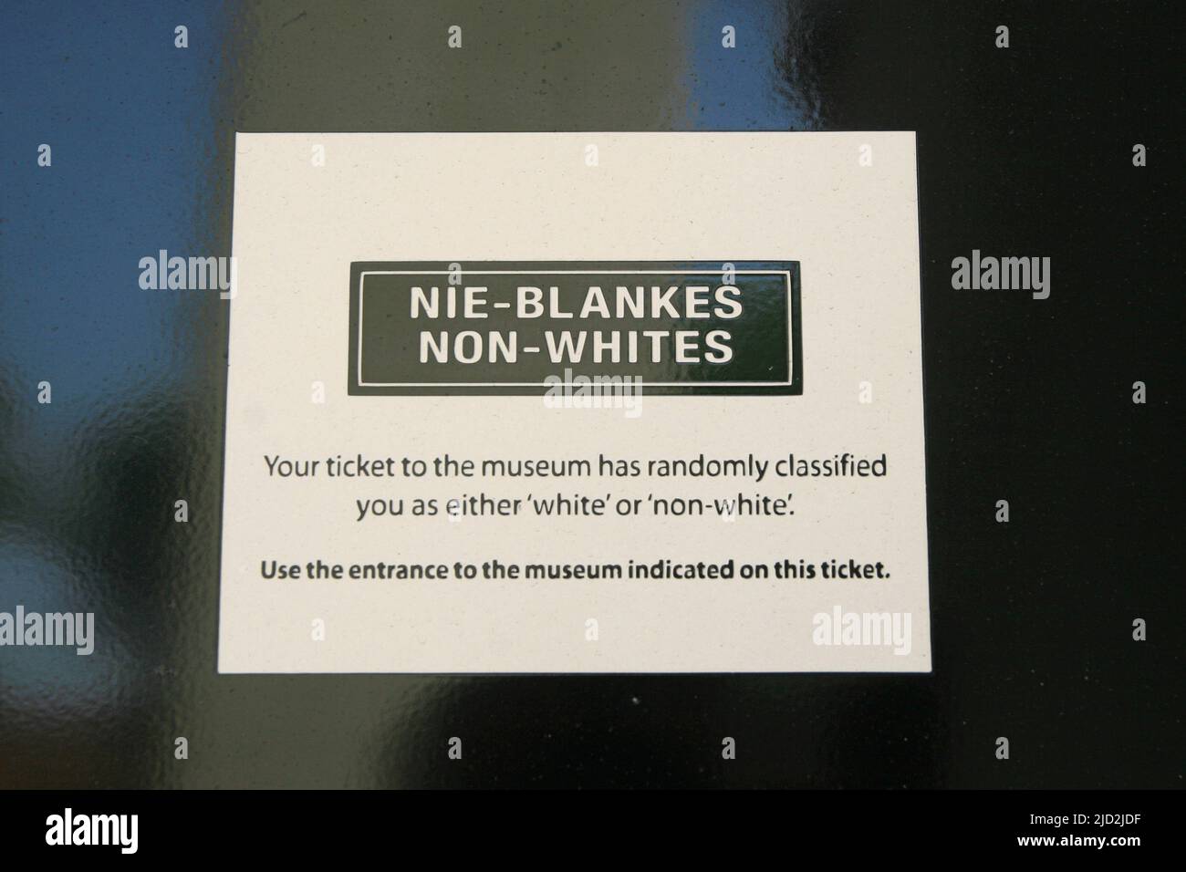 Biglietti d'ingresso discriminatori per il Museo dell'Apartheid, Johannesburg, Gauteng, Sudafrica. Foto Stock