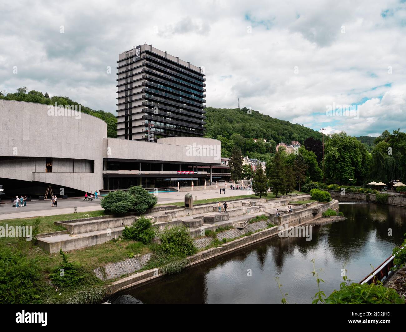 Karlovy Vary, Boemia, Repubblica Ceca - Maggio 28 2022: Hotel Thermal Functionalist Building and Center of the International Film Festival a Carlsbad. Foto Stock