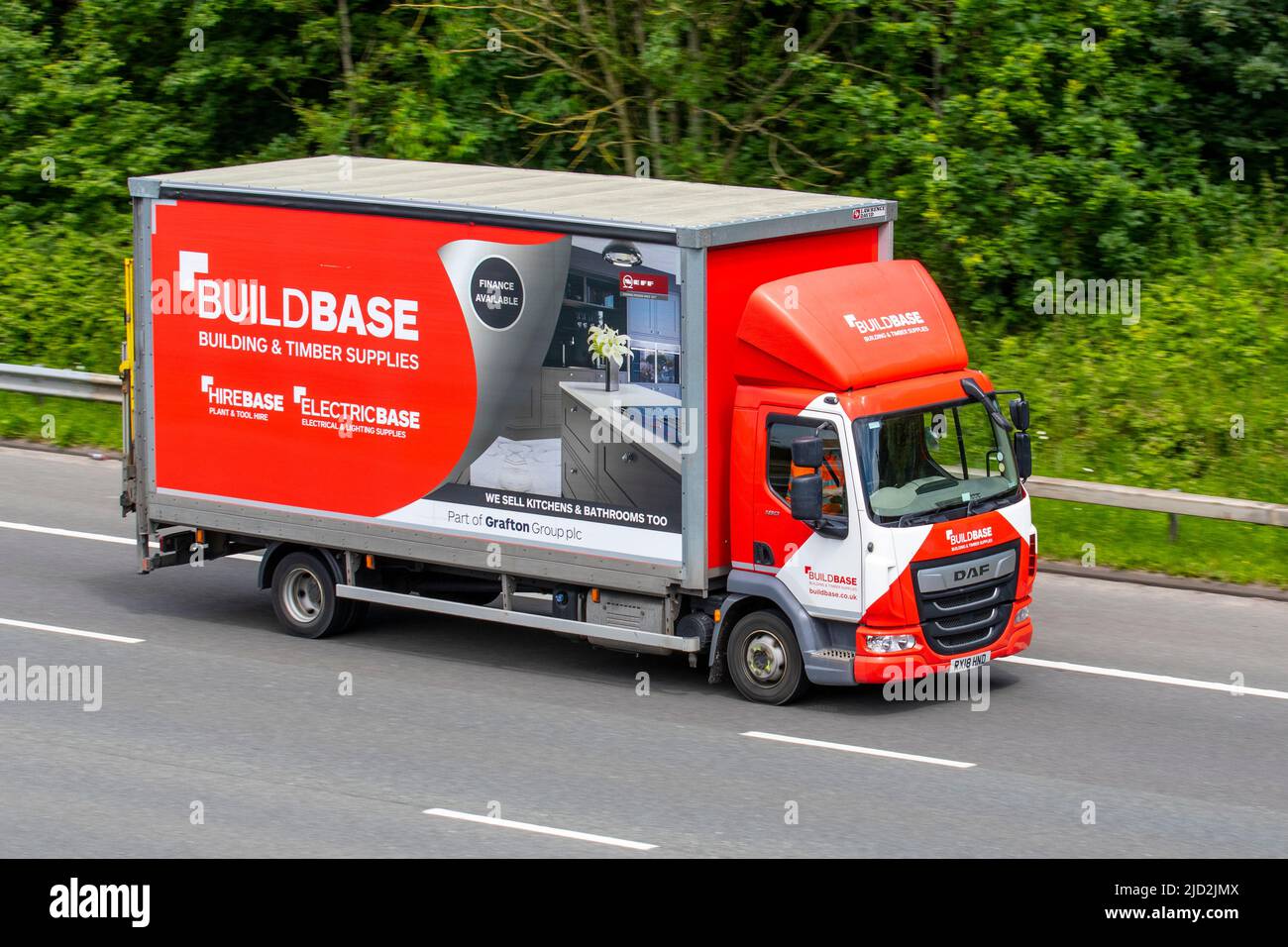 COSTRUIRE LA BASE 2018 DAF LF Trucks180 fa 08t 4500cc Diesel; guidare sull'autostrada M6, Manchester, Regno Unito Foto Stock