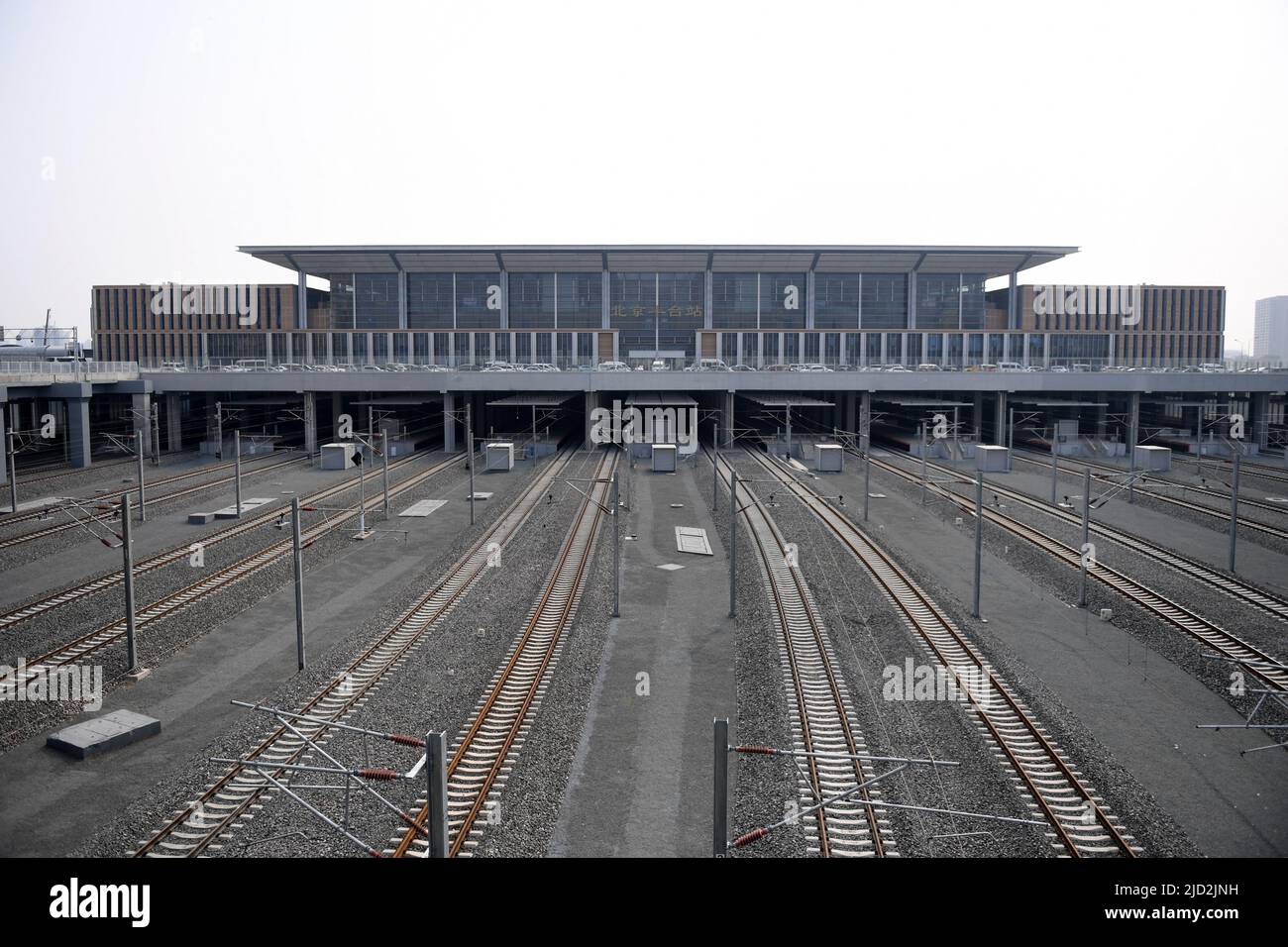 (220617) -- PECHINO, 17 giugno 2022 (Xinhua) -- Foto scattata il 17 giugno 2022 mostra una vista della stazione ferroviaria di Pechino Fengtai a Pechino, capitale della Cina. La stazione ferroviaria di Pechino Fengtai, la più antica capitale cinese, è destinata a riprendere i servizi il 20 giugno dopo una ricostruzione quadriennale. Una volta riaperta, la stazione fungerà da terminal per le linee ferroviarie arteriose multiple in Cina, come la ferrovia ad alta velocità Pechino-Guangzhou e la ferrovia Pechino-Kowloon, ha detto il China state Railway Group Co., Ltd., l'operatore ferroviario del paese. L'operatore ha detto che avrebbe messo 120 treni in servic Foto Stock