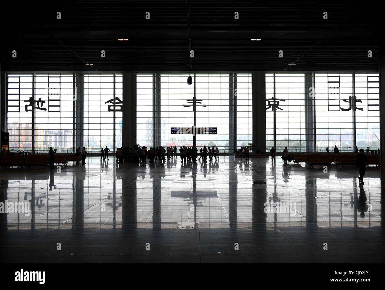 (220617) -- PECHINO, 17 giugno 2022 (Xinhua) -- Foto scattata il 17 giugno 2022 mostra la sala d'attesa della stazione ferroviaria di Pechino Fengtai a Pechino, capitale della Cina. La stazione ferroviaria di Pechino Fengtai, la più antica capitale cinese, è destinata a riprendere i servizi il 20 giugno dopo una ricostruzione quadriennale. Una volta riaperta, la stazione fungerà da terminal per le linee ferroviarie arteriose multiple in Cina, come la ferrovia ad alta velocità Pechino-Guangzhou e la ferrovia Pechino-Kowloon, ha detto il China state Railway Group Co., Ltd., l'operatore ferroviario del paese. L'operatore ha detto che avrebbe messo 120 treni i Foto Stock