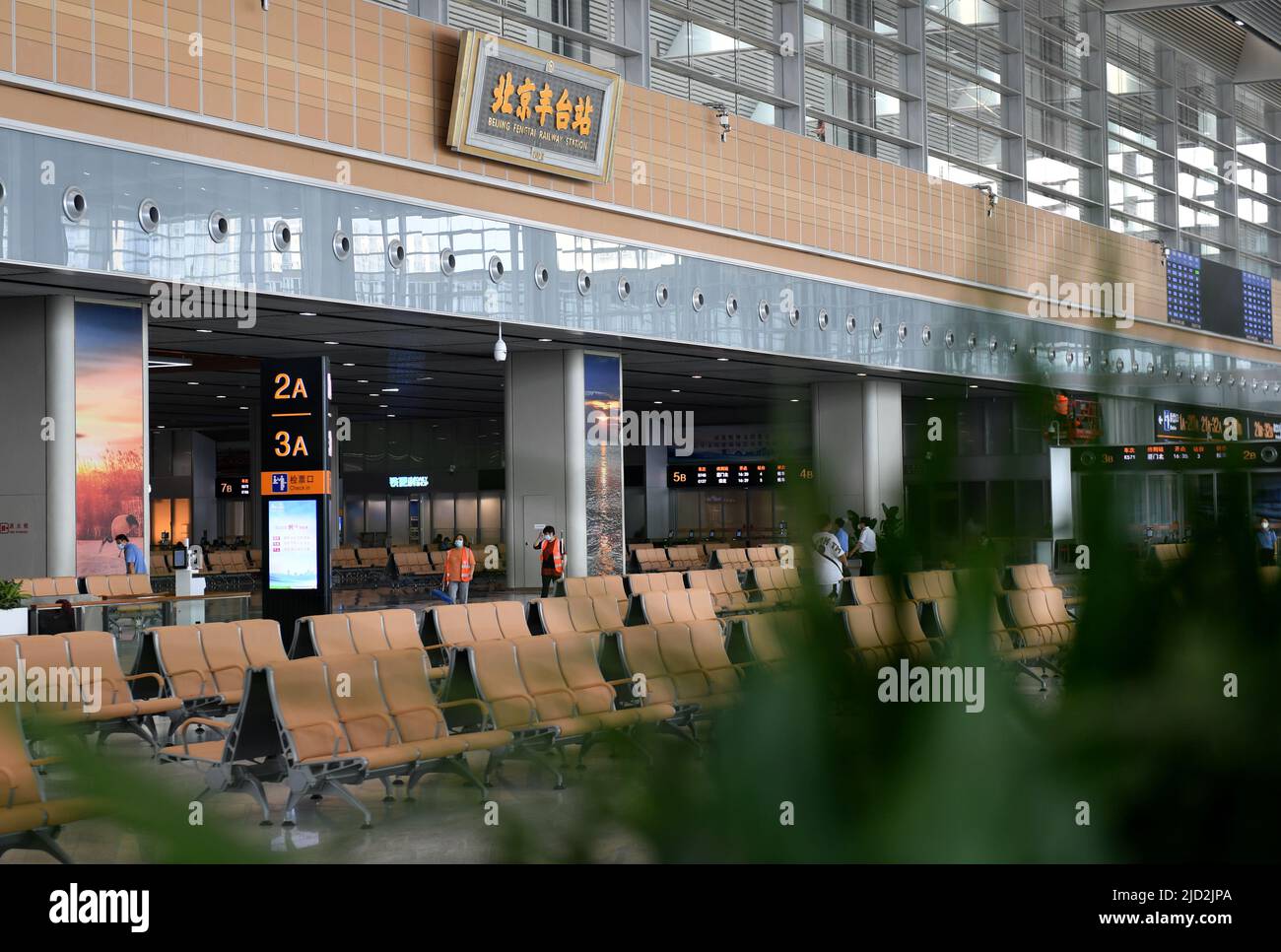 (220617) -- PECHINO, 17 giugno 2022 (Xinhua) -- Foto scattata il 17 giugno 2022 mostra la sala d'attesa della stazione ferroviaria di Pechino Fengtai a Pechino, capitale della Cina. La stazione ferroviaria di Pechino Fengtai, la più antica capitale cinese, è destinata a riprendere i servizi il 20 giugno dopo una ricostruzione quadriennale. Una volta riaperta, la stazione fungerà da terminal per le linee ferroviarie arteriose multiple in Cina, come la ferrovia ad alta velocità Pechino-Guangzhou e la ferrovia Pechino-Kowloon, ha detto il China state Railway Group Co., Ltd., l'operatore ferroviario del paese. L'operatore ha detto che avrebbe messo 120 treni i Foto Stock