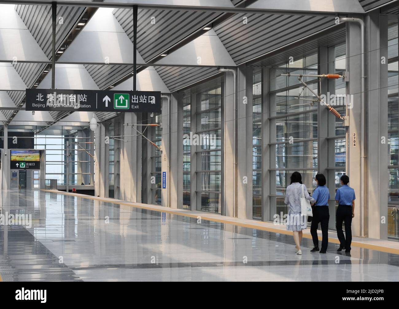 (220617) -- PECHINO, 17 giugno 2022 (Xinhua) -- Foto scattata il 17 giugno 2022 mostra una piattaforma nella stazione ferroviaria di Pechino Fengtai a Pechino, capitale della Cina. La stazione ferroviaria di Pechino Fengtai, la più antica capitale cinese, è destinata a riprendere i servizi il 20 giugno dopo una ricostruzione quadriennale. Una volta riaperta, la stazione fungerà da terminal per le linee ferroviarie arteriose multiple in Cina, come la ferrovia ad alta velocità Pechino-Guangzhou e la ferrovia Pechino-Kowloon, ha detto il China state Railway Group Co., Ltd., l'operatore ferroviario del paese. L'operatore ha detto che avrebbe messo in se 120 treni Foto Stock