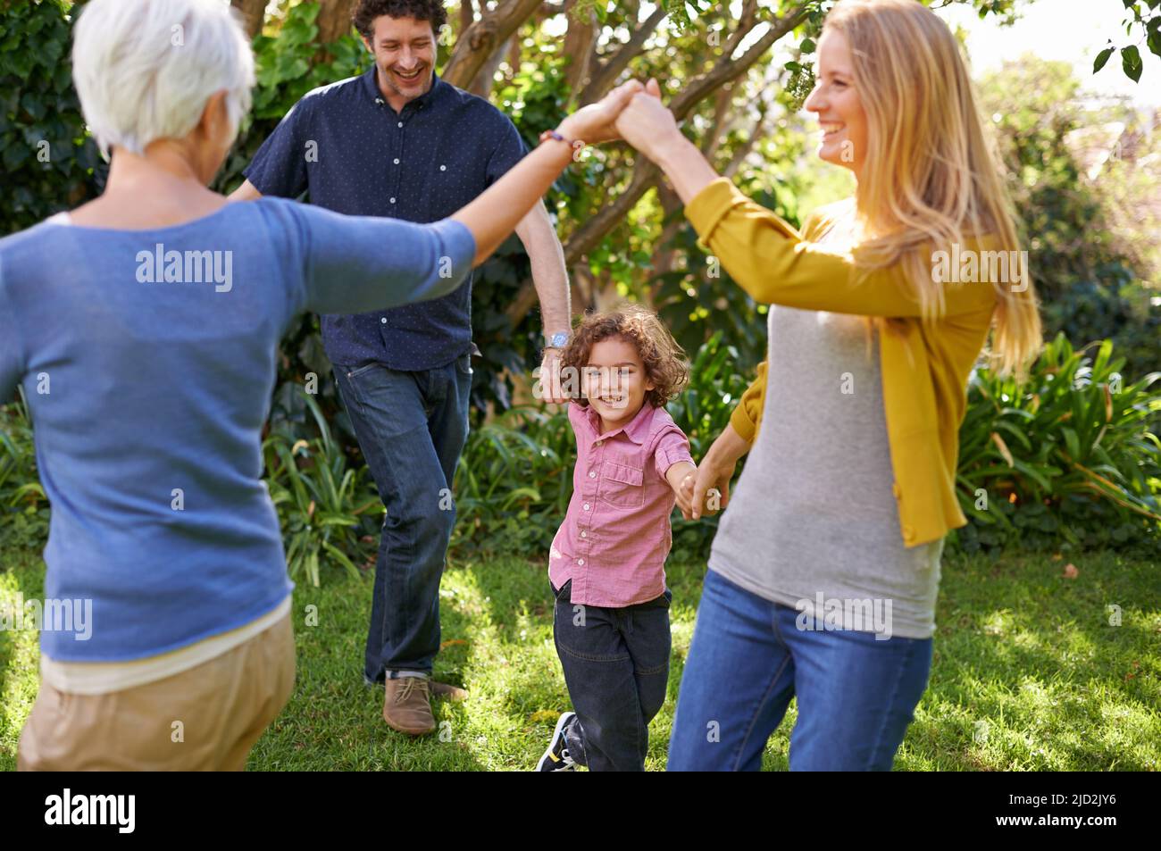 Hai avuto modo di divertirti insieme. Scatto di una famiglia felice multi-generazionale che gioca fuori nel giardino. Foto Stock