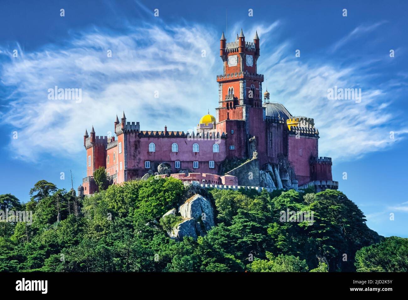 Il colorato palazzo di Sintra si trova sulla cima di una collina con cielo blu e nuvole. Foto Stock