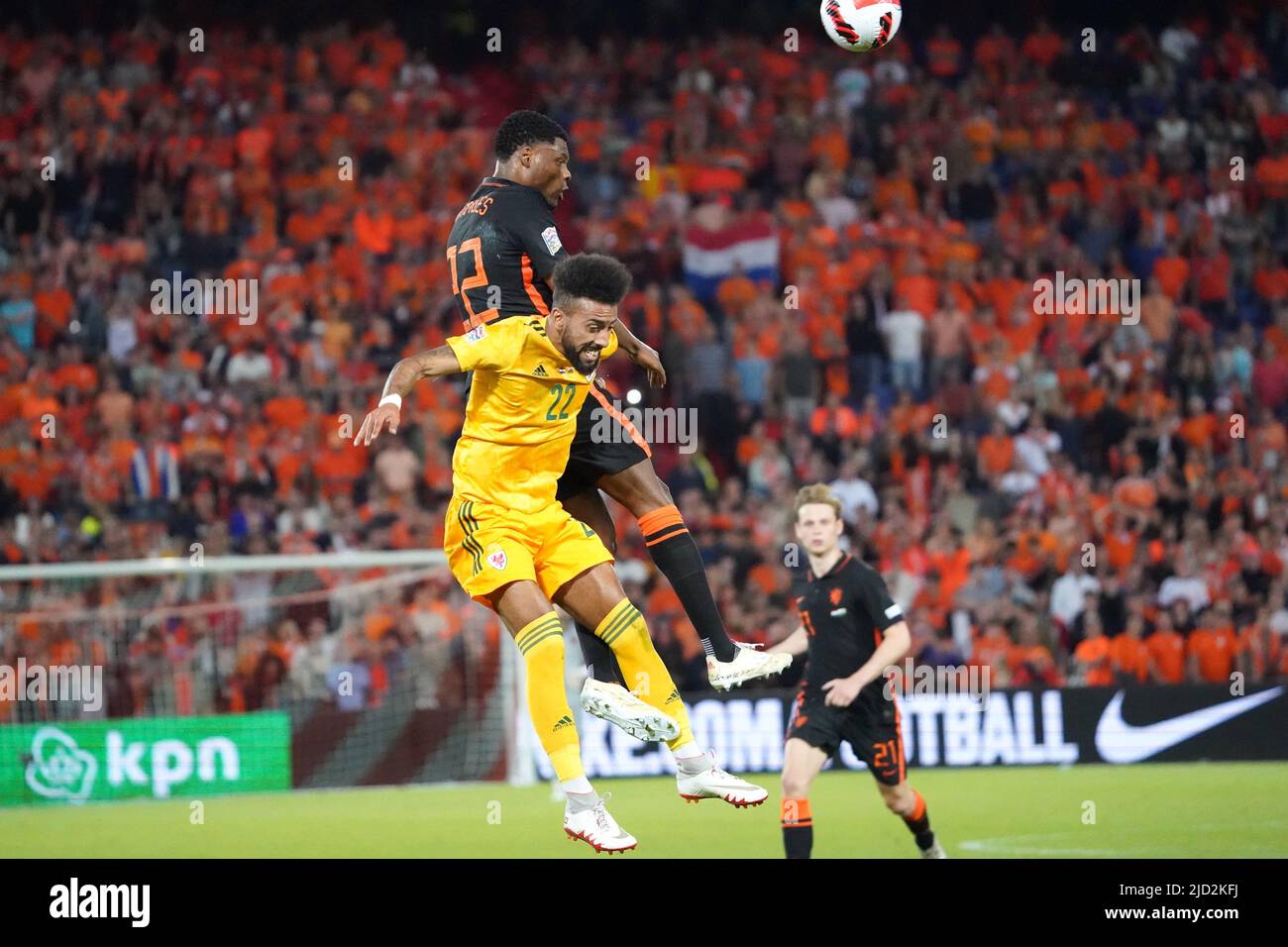 Noa Lang dei Paesi Bassi e Sorba Thomas del Galles durante la partita della UEFA Nations League, League A, Group 4 tra Paesi Bassi e Galles il 11 giugno 2022 al Feijenoord De Kuip Stadium di Rotterdam, Olanda Foto di SCS/Soenar Chamid/AFLO (HOLLAND OUT) Foto Stock