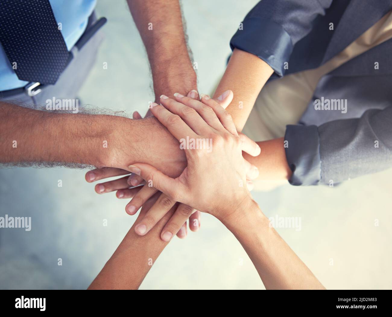 Vai a squadra. Colpo ad angolo alto di un team di affari che mette le loro mani in un huddle. Foto Stock