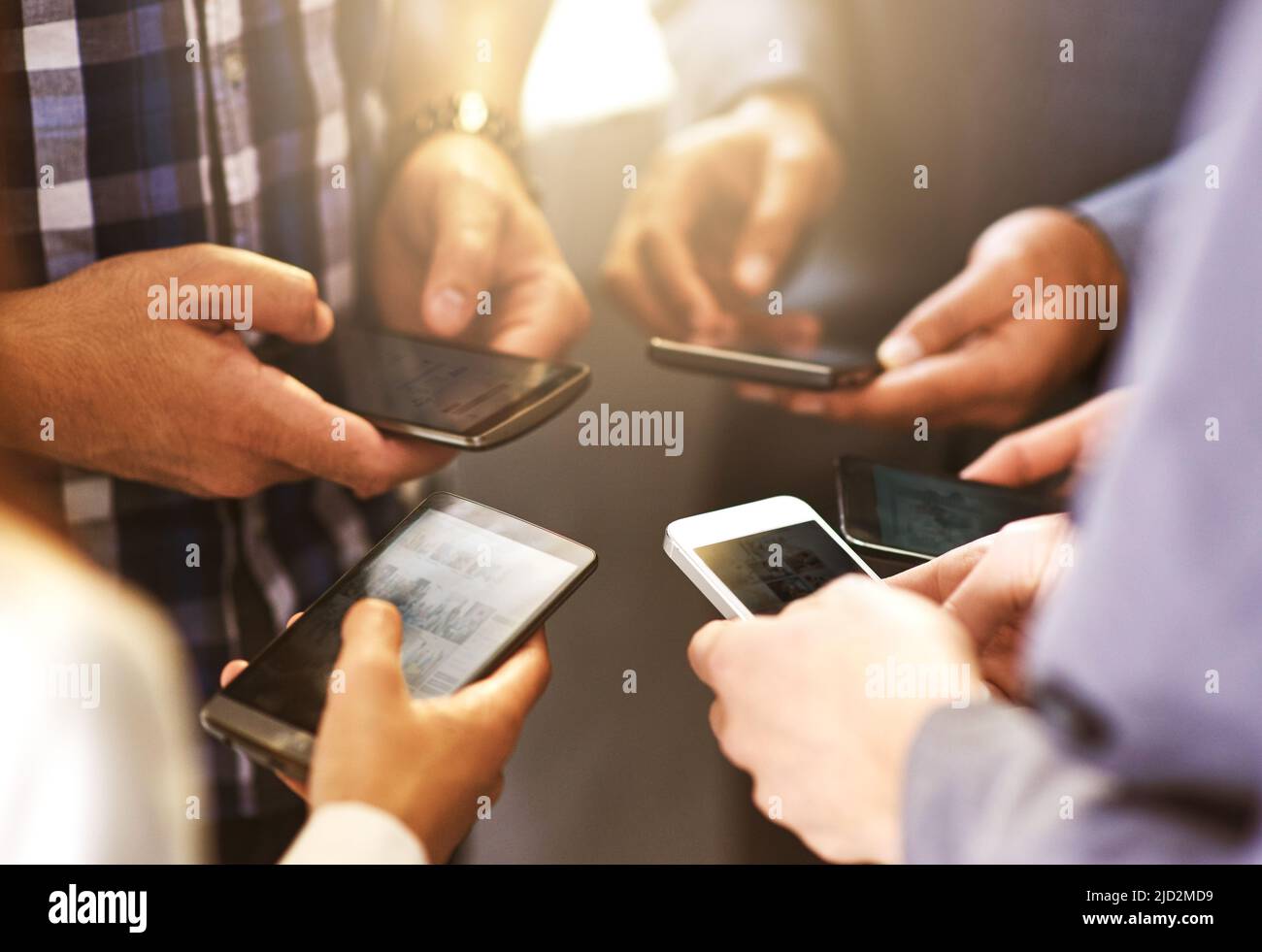 Schede telefoniche intelligenti dell'era digitale. Shot di colleghi che utilizzano i loro dispositivi digitali in sincronia. Foto Stock