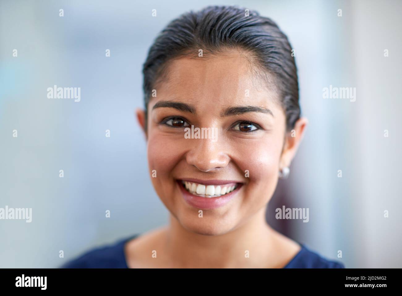 Positivo e professionale. Primo piano ritratto di una giovane donna d'affari attraente nel suo ufficio. Foto Stock