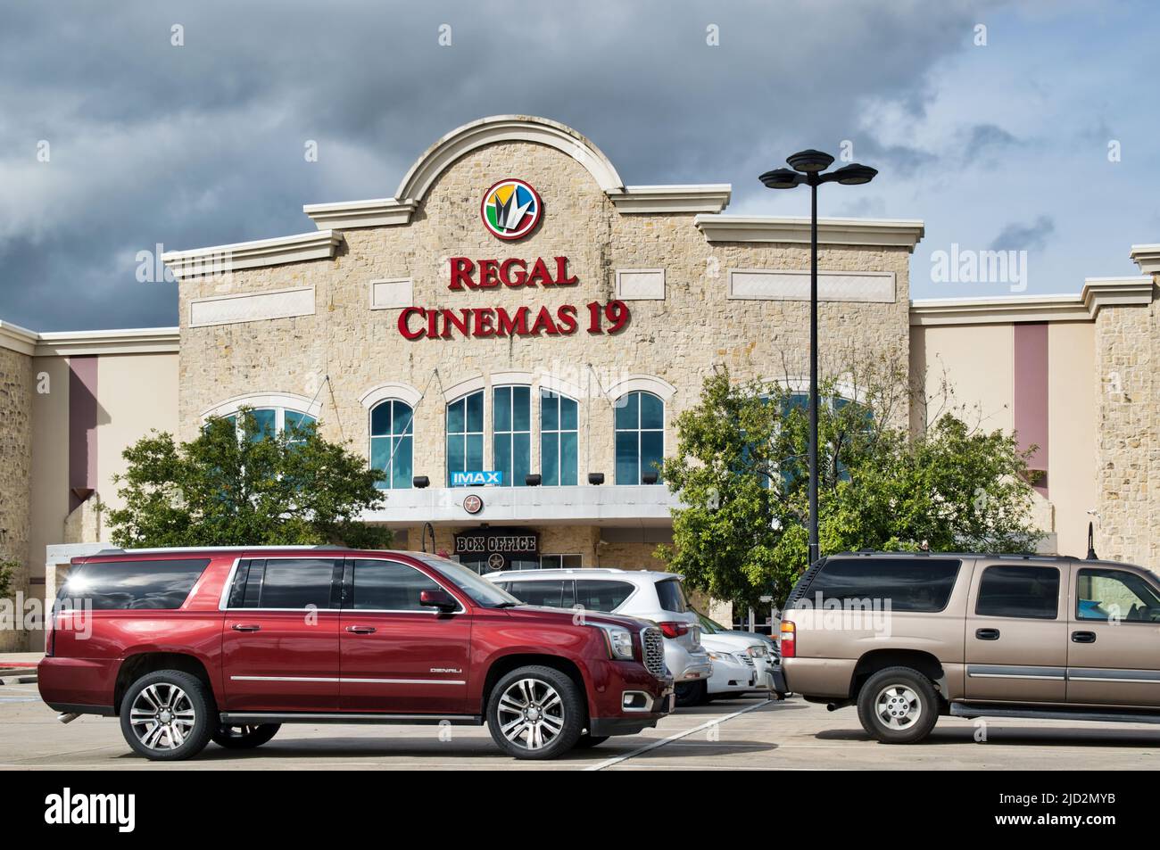 Houston, Texas USA 12-05-2021: Regal Cinemas 19 edificio e parcheggio a Houston, Texas. Catena cinematografica americana. Foto Stock