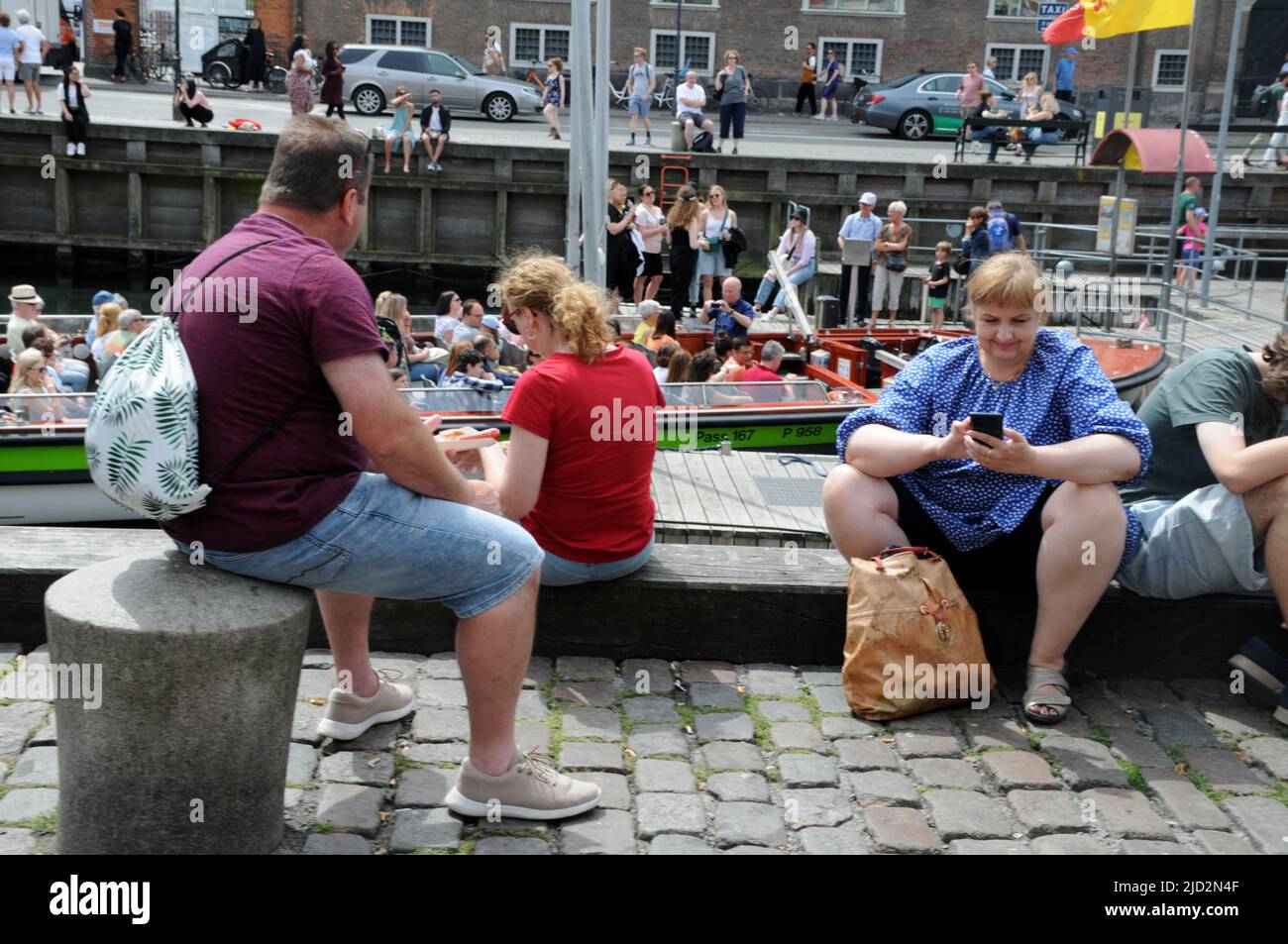 Copenhagen/Denmark/17 June 2022/.Travellers life at Nyhavn Canal or Nyhavn channel in danish Capital Copenhagen. (Foto..Francis Dean/Dean Pictures) Foto Stock