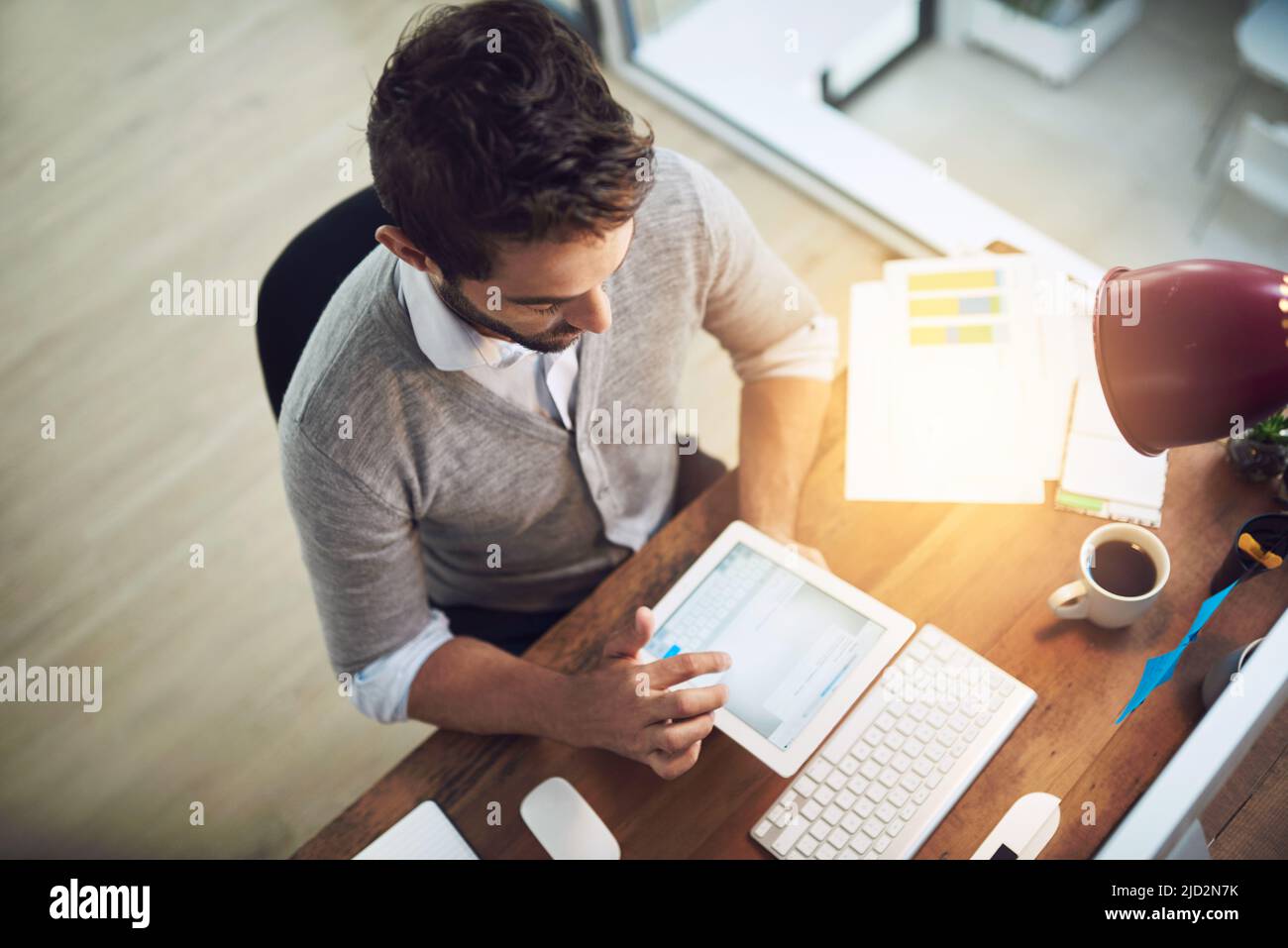 Egli rimane in cima al suo lavoro. Scatto corto di un uomo d'affari che lavora nel suo ufficio. Foto Stock