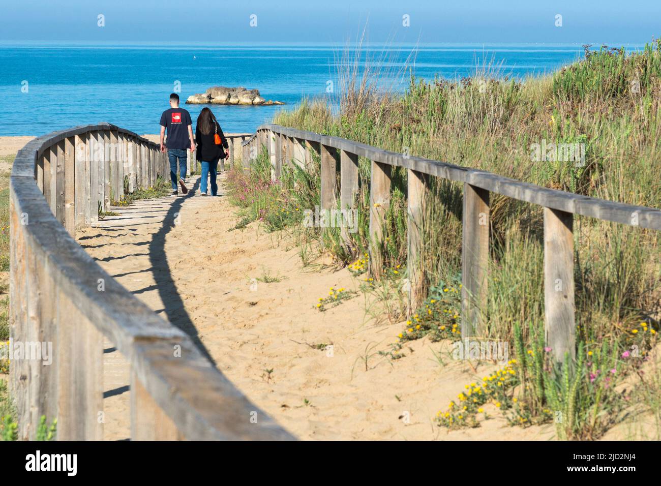 Petacciato Marina (CB),Regione Molise,Italia:una giovane coppia cammina verso il mare nel pomeriggio di inizio maggio 2022, nell'oasi naturale di Petacciato M. Foto Stock