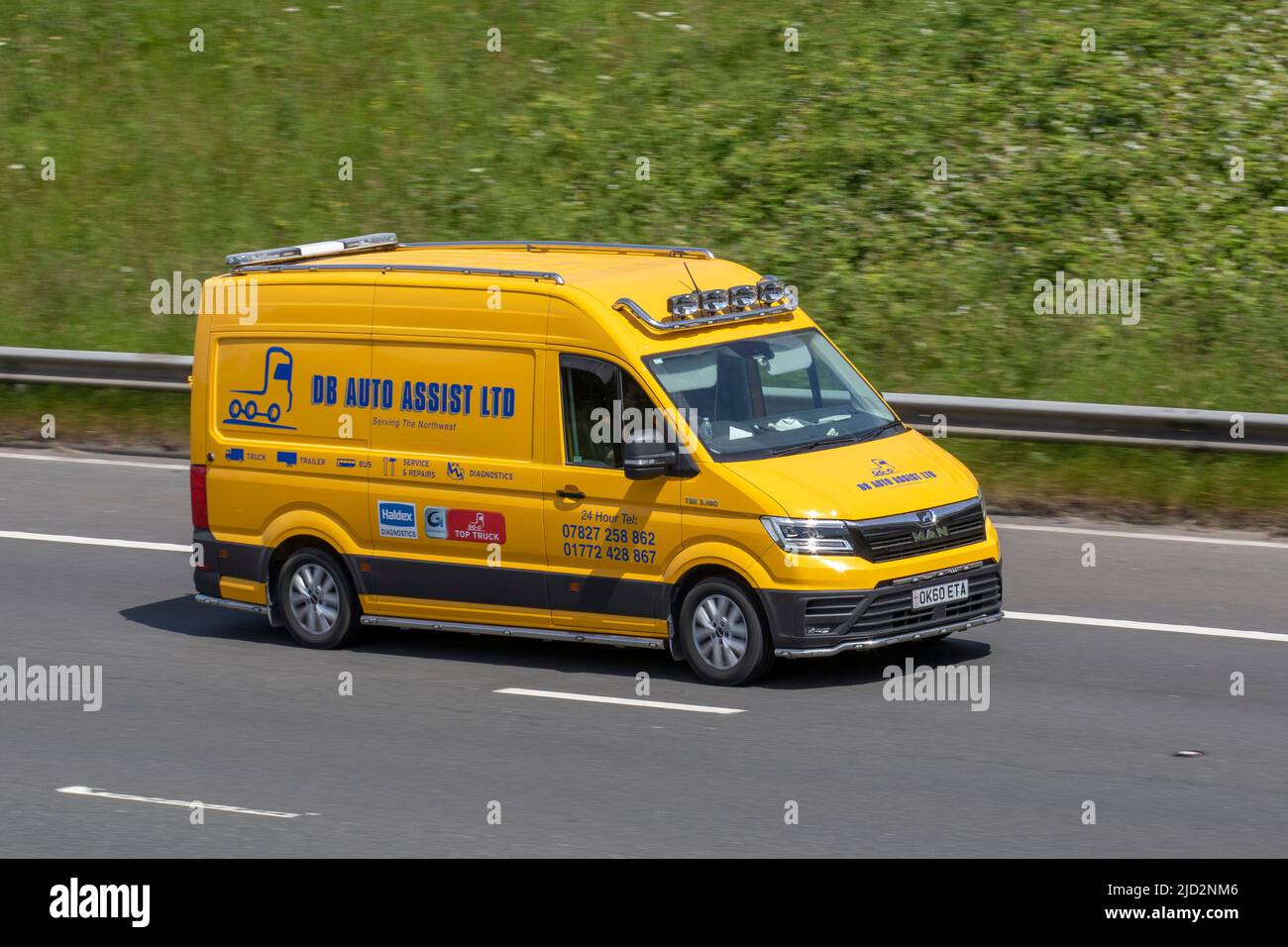 DB Auto Assist Ltd servizio mobile per tutti i veicoli commerciali leggeri e pesanti. 2021 MAN TGE 3,180 180 P/V furgone; guida sull'autostrada M6, Manchester, Regno Unito Foto Stock