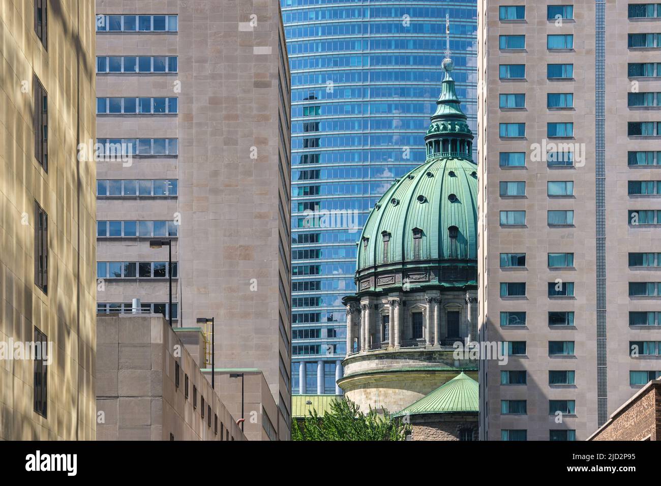 Cupola della Regina del mondo Cattedrale e grattacieli a Montreal Foto Stock