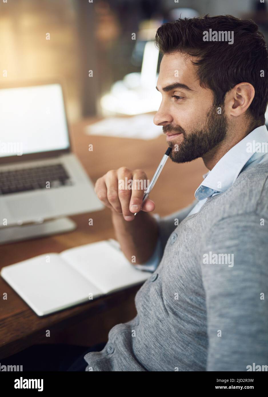 Egli rimane in cima al suo lavoro. Scatto corto di un uomo d'affari che lavora nel suo ufficio. Foto Stock
