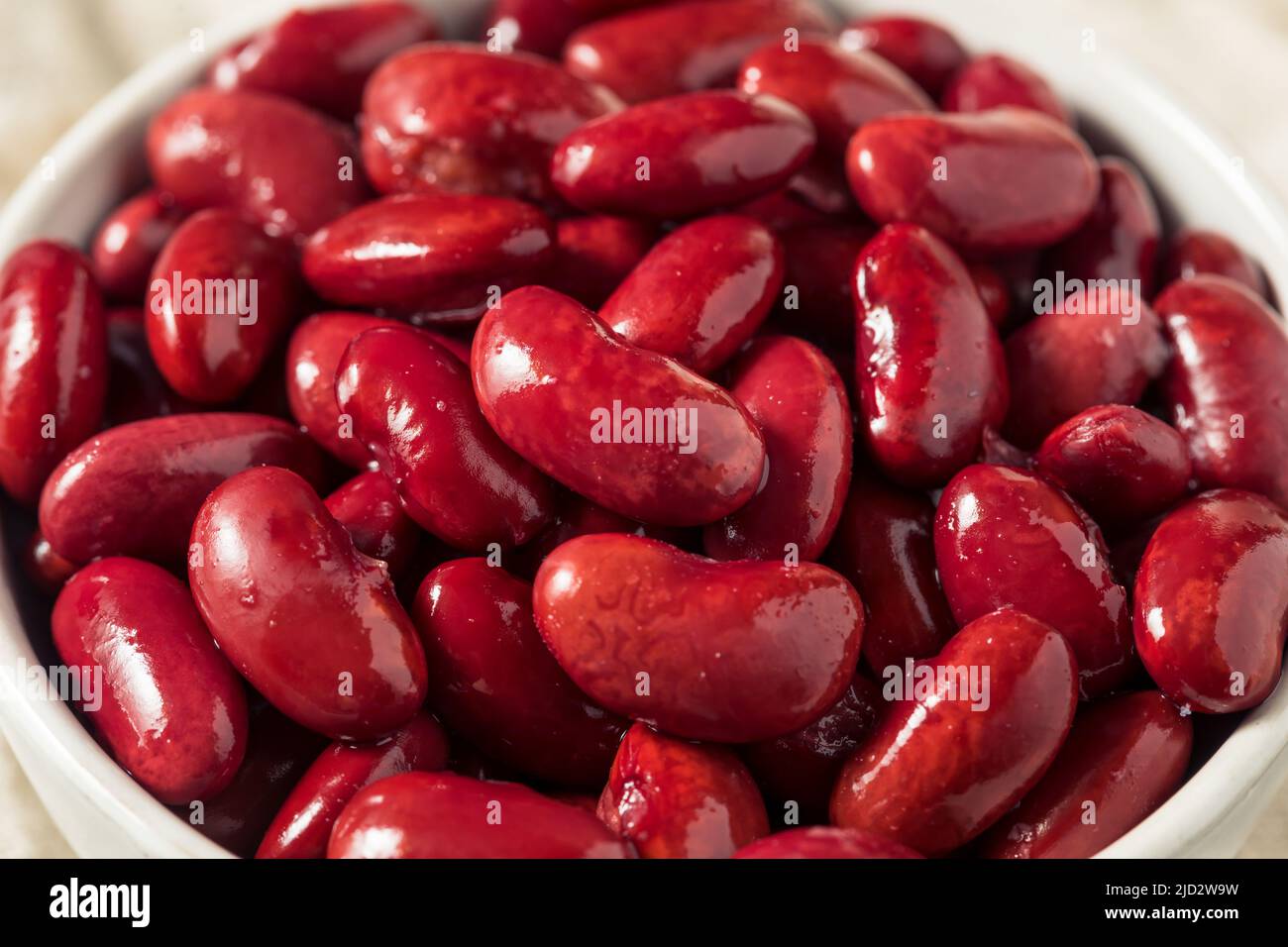 Materie organico rosso di fagioli bianchi in una ciotola Foto Stock