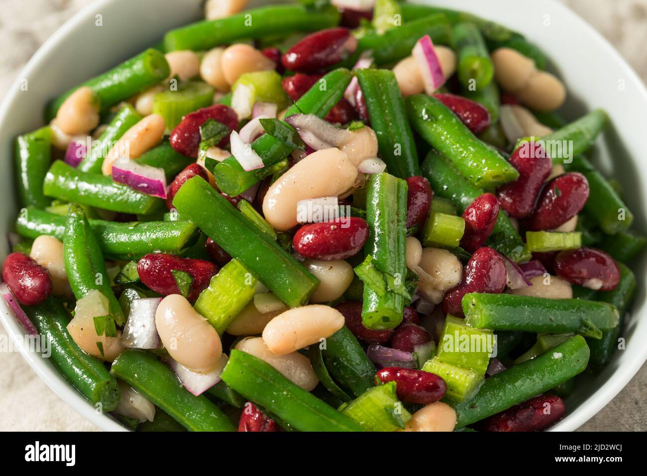 Insalata di fagioli biologici fatti in casa con rene verde e cannellini Foto Stock