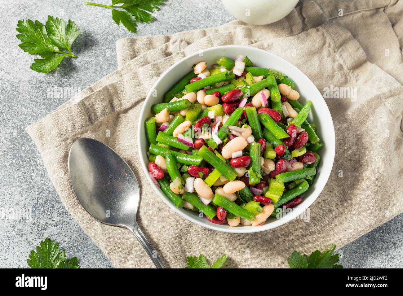 Insalata di fagioli biologici fatti in casa con rene verde e cannellini Foto Stock