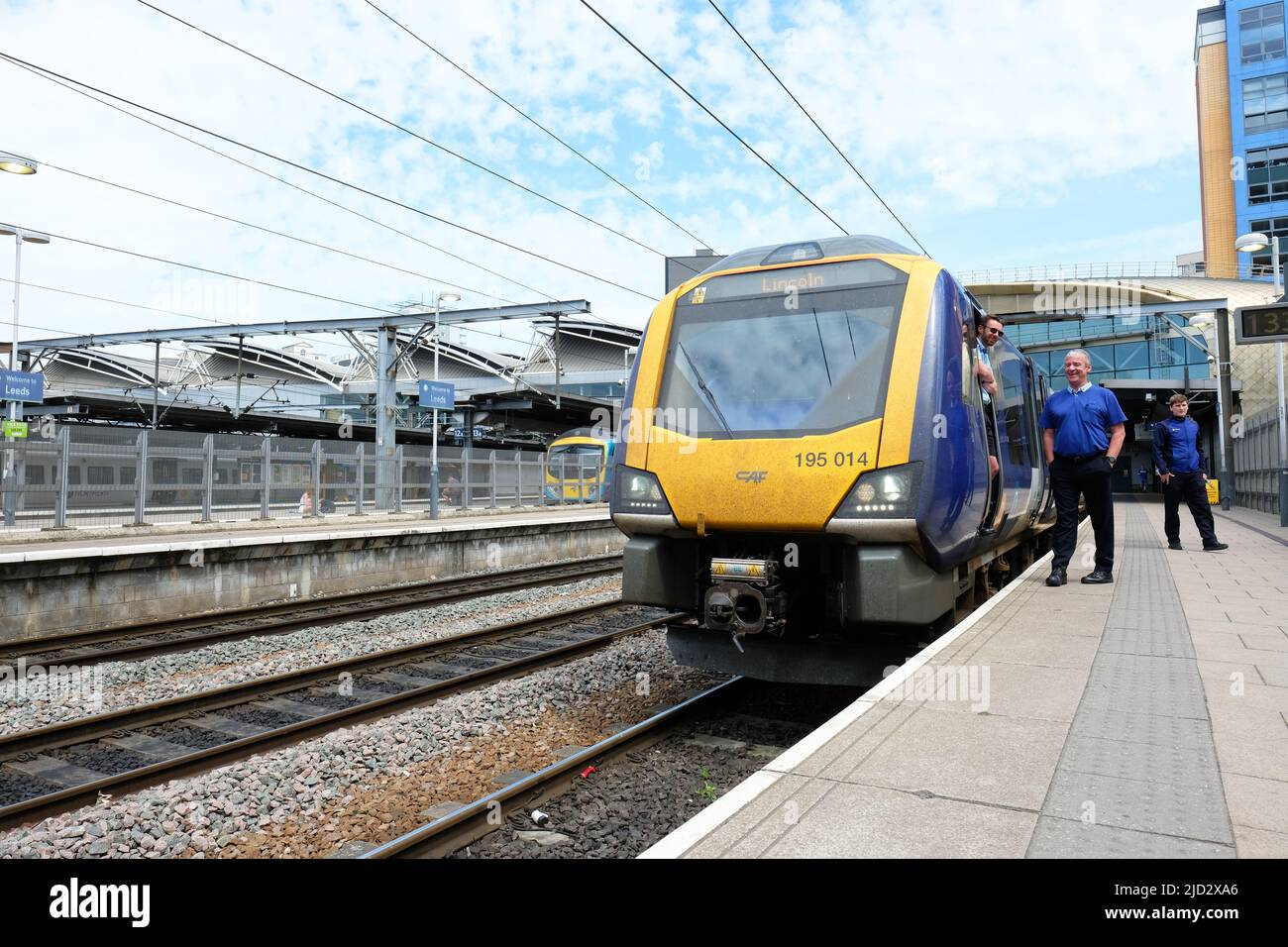 Treni del nord treno locale di classe 195 con equipaggio ferroviario in attesa di partire dalla stazione ferroviaria di Leeds con un servizio per Lincoln nel giugno 2022 Foto Stock