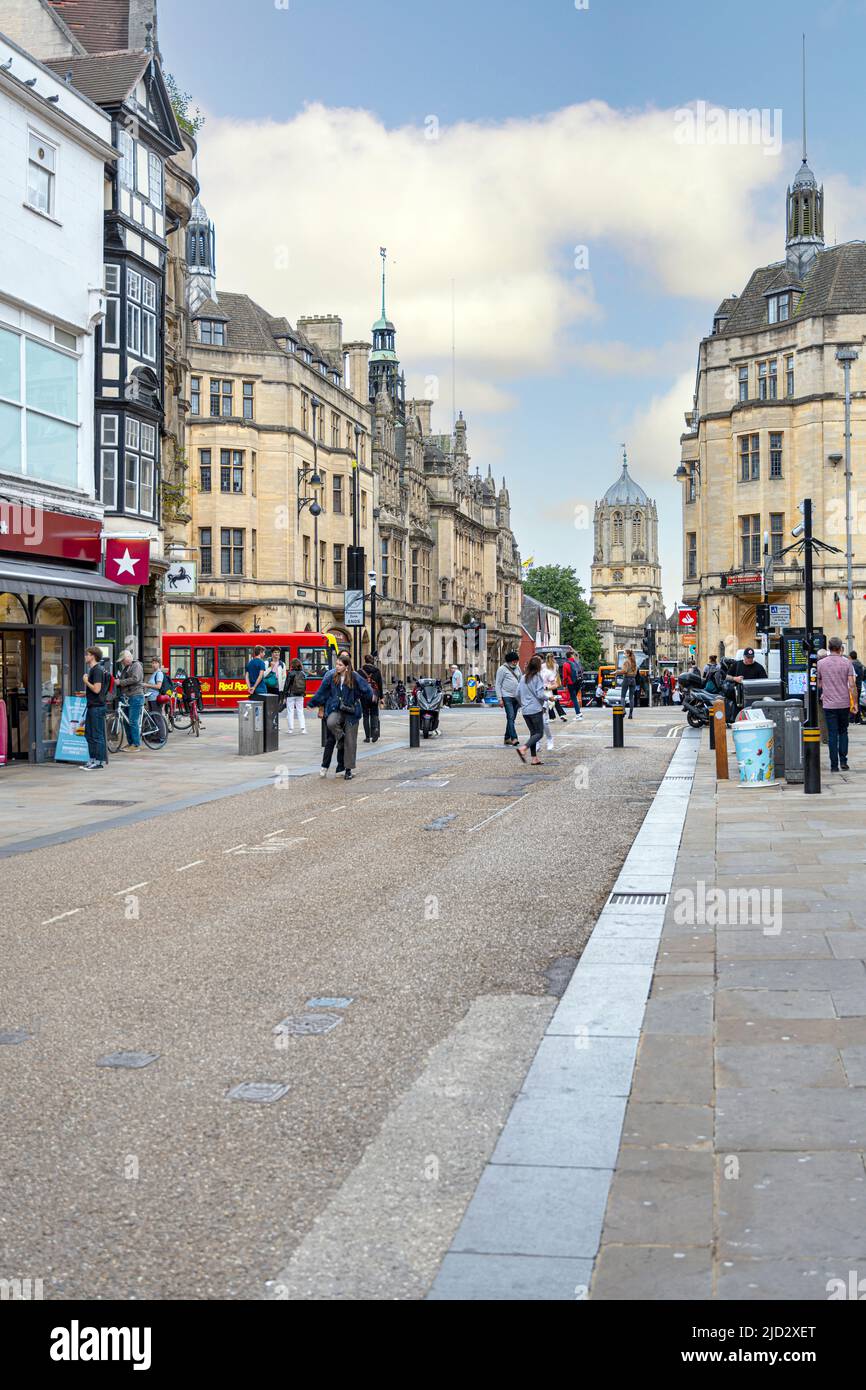 Oxford Town Center guardando da Cornmarket Street attraverso la High Street verso St Aldgate's con Tom Tower of Christ Church in lontananza Inghilterra Foto Stock