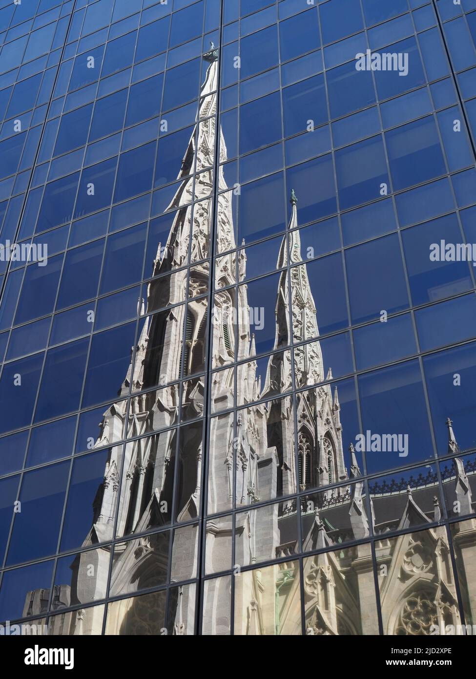 Riflesso della Cattedrale di San Patrizio in uno dei suoi edifici circostanti. Foto Stock