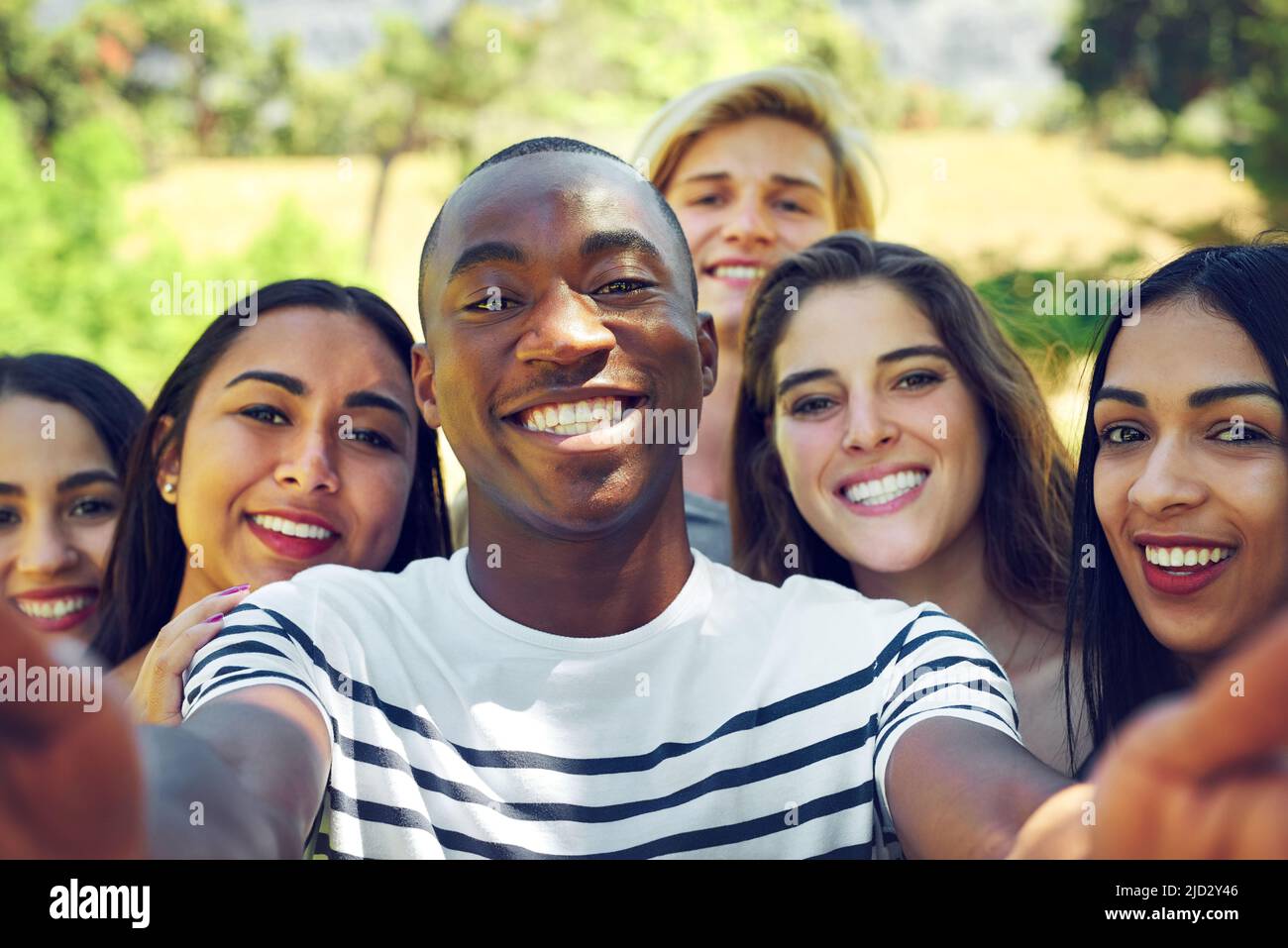 Solo noi. Girato di un gruppo di giovani amici che prendono un selfie insieme all'aperto. Foto Stock