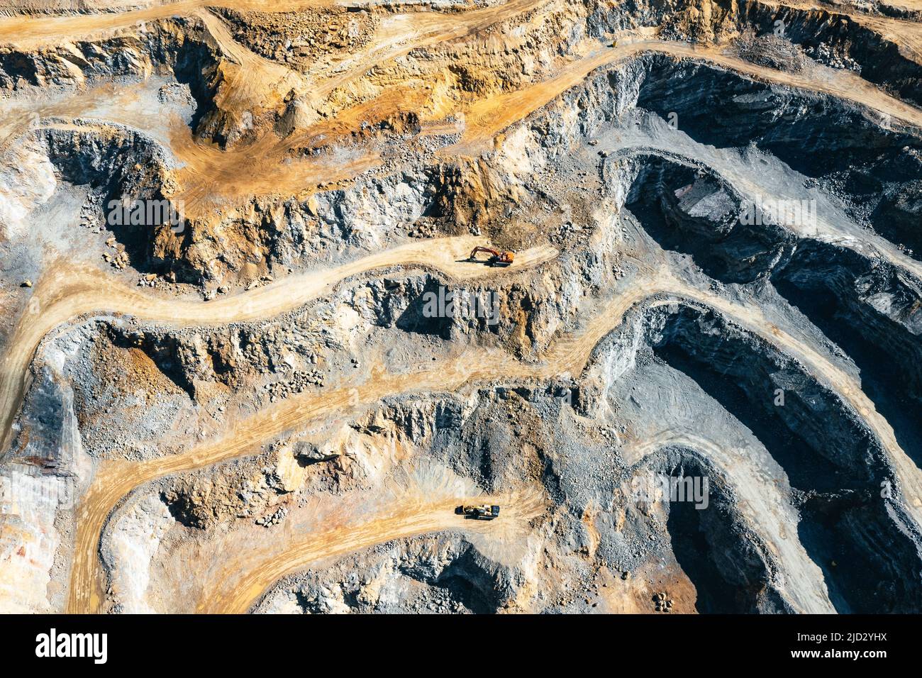 Vista aerea delle terrazze industriali sulla miniera di minerali. Estrazione di opencast. Vista con droni dall'alto. Foto Stock