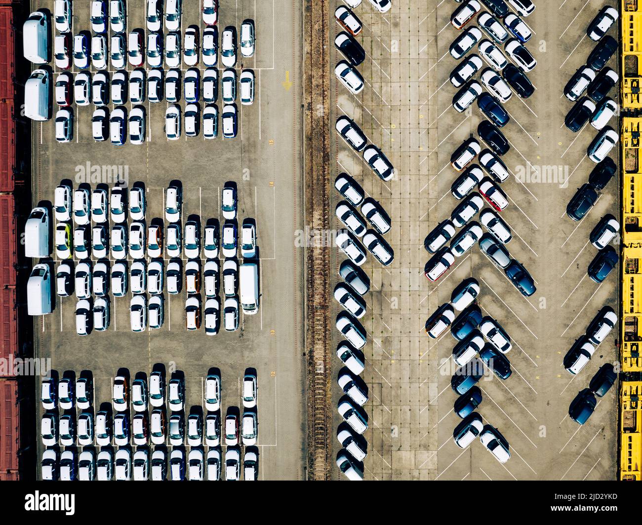 Vista aerea nuova auto schierata nel porto per l'importazione e l'esportazione business logistica per la vendita concessionaria, Automobile e parcheggio auto per Foto Stock