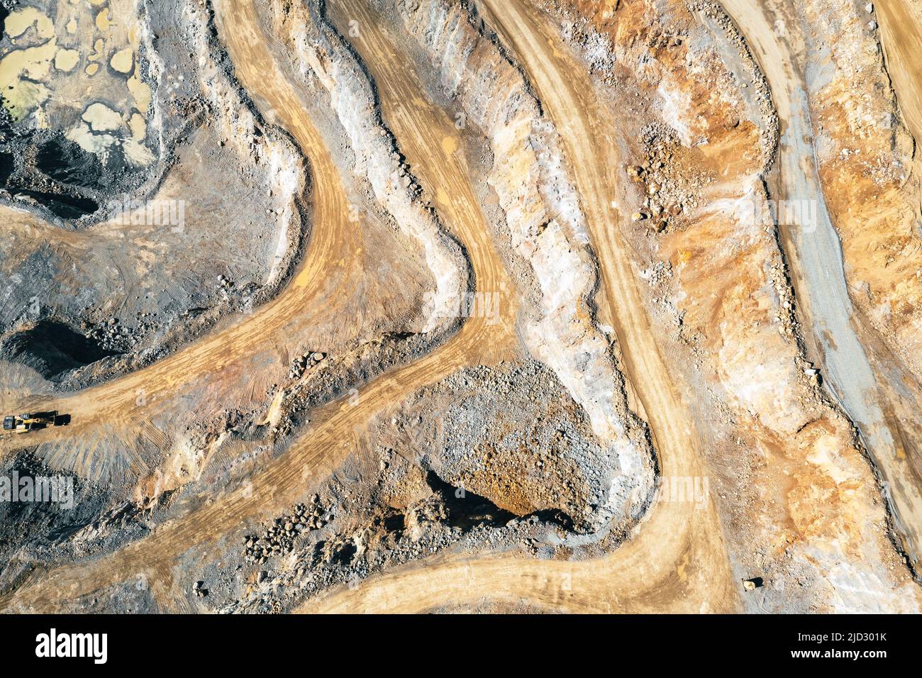 Vista aerea delle terrazze industriali sulla miniera di minerali. Estrazione di opencast. Vista con droni dall'alto. Foto Stock