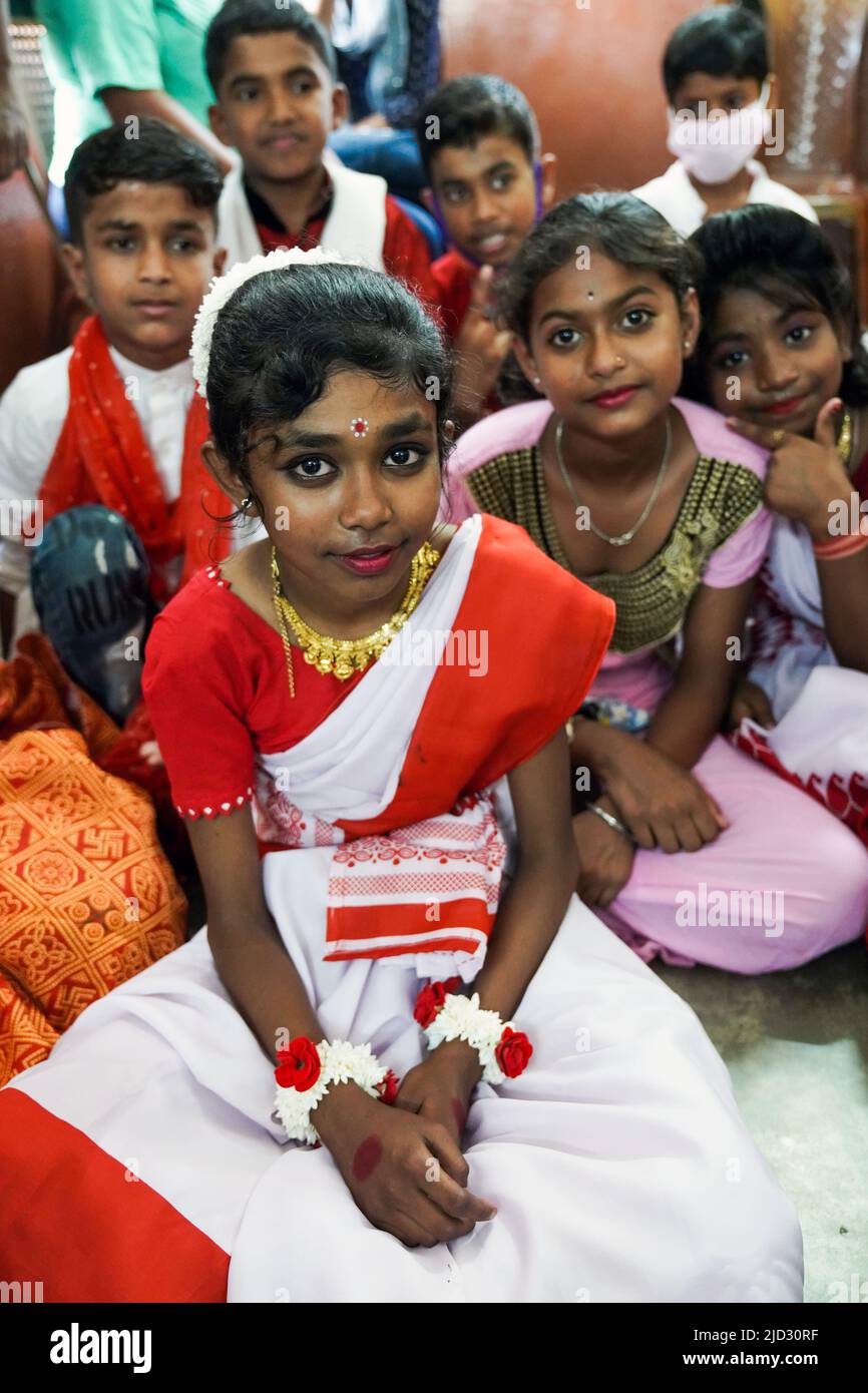 Le ragazze del gruppo di ballo in vestito tradizionale accolgono gli ospiti al centro di auto-aiuto di Asha Deep Trust a Kolkata, in India Foto Stock