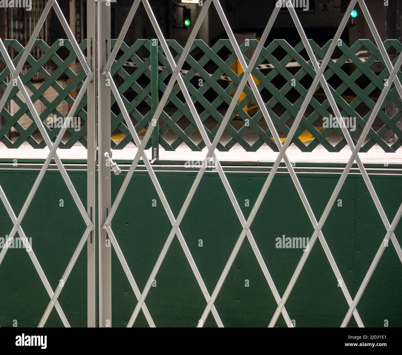 Cancello di sicurezza chiuso di fronte a un ufficio chiuso a Manhattan, New York Foto Stock
