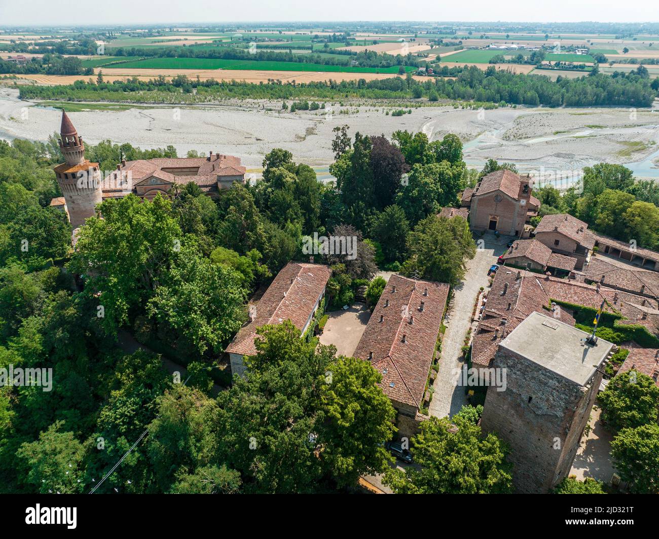 Veduta aerea del castello di Rivalta sul fiume Trebbia, provincia di Piacenza, Emilia-Romagna, Italia. Si tratta di un complesso fortificato con una torre cilindrica Foto Stock