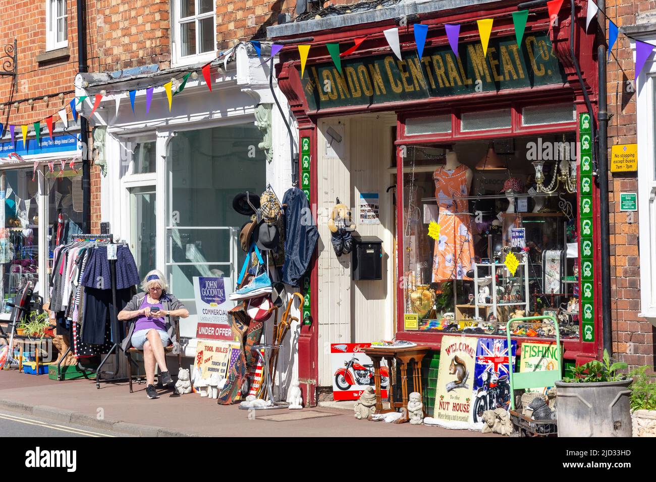 Bric a brac espositore fuori dal negozio di beneficenza, Old Street, Upton-upon-Severn, Worcestershire, Inghilterra, Regno Unito Foto Stock