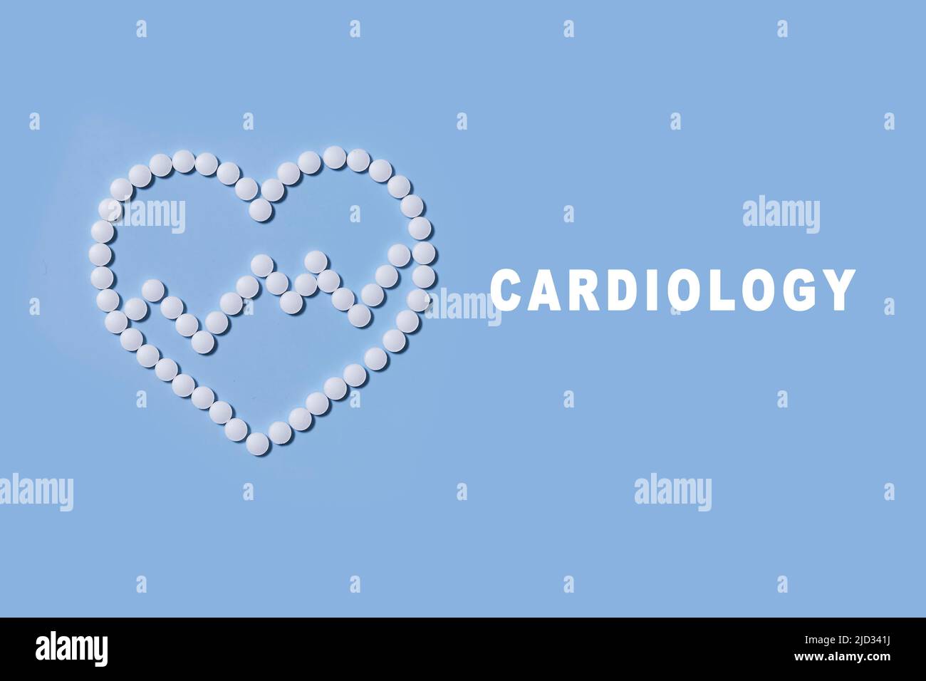 Medicina, salute e farmacia - pillole e farmaci in forma di cuore e ritmo cardiaco con testo Cardiologia su sfondo blu Foto Stock