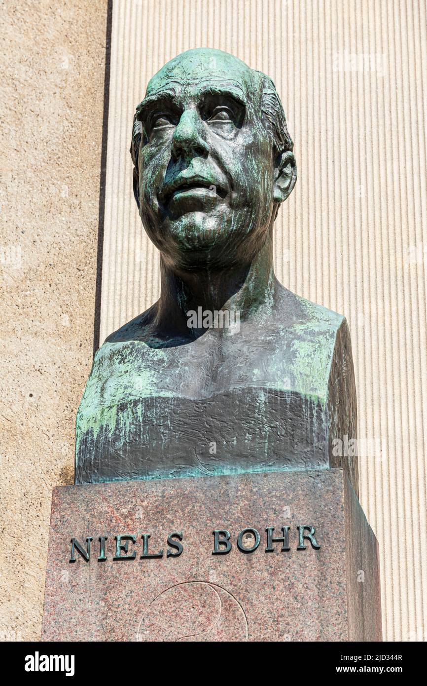 Una statua che commemora Niels Bohr il famoso fisico danese a Copenhagen, Danimarca. Foto Stock