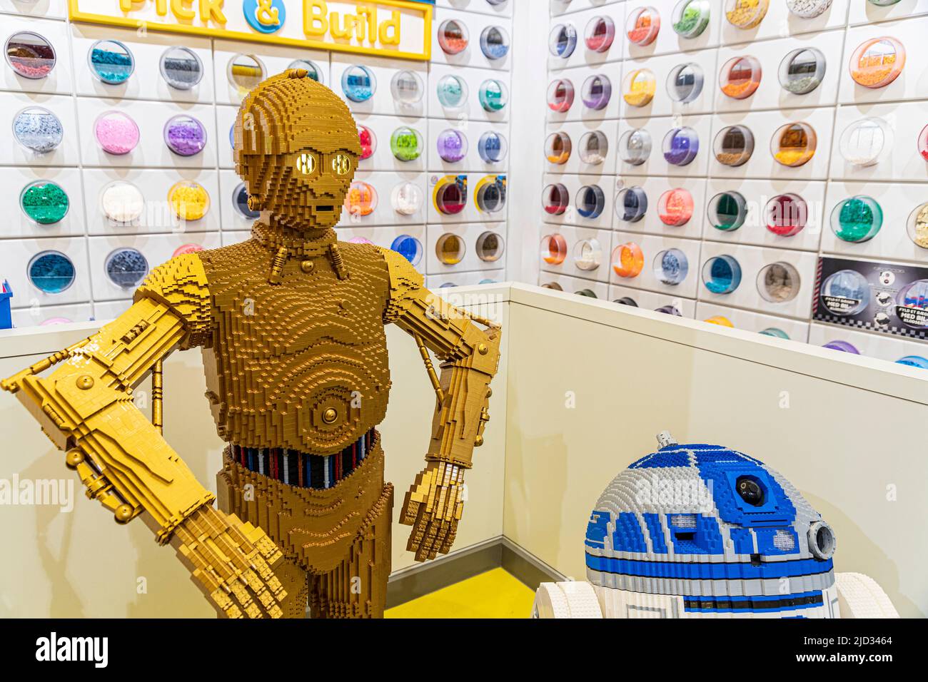 Personaggi Star Wars C-3PO e R2-D2 realizzati con Lego nel Lego Store di Copenhagen, Danimarca Foto Stock