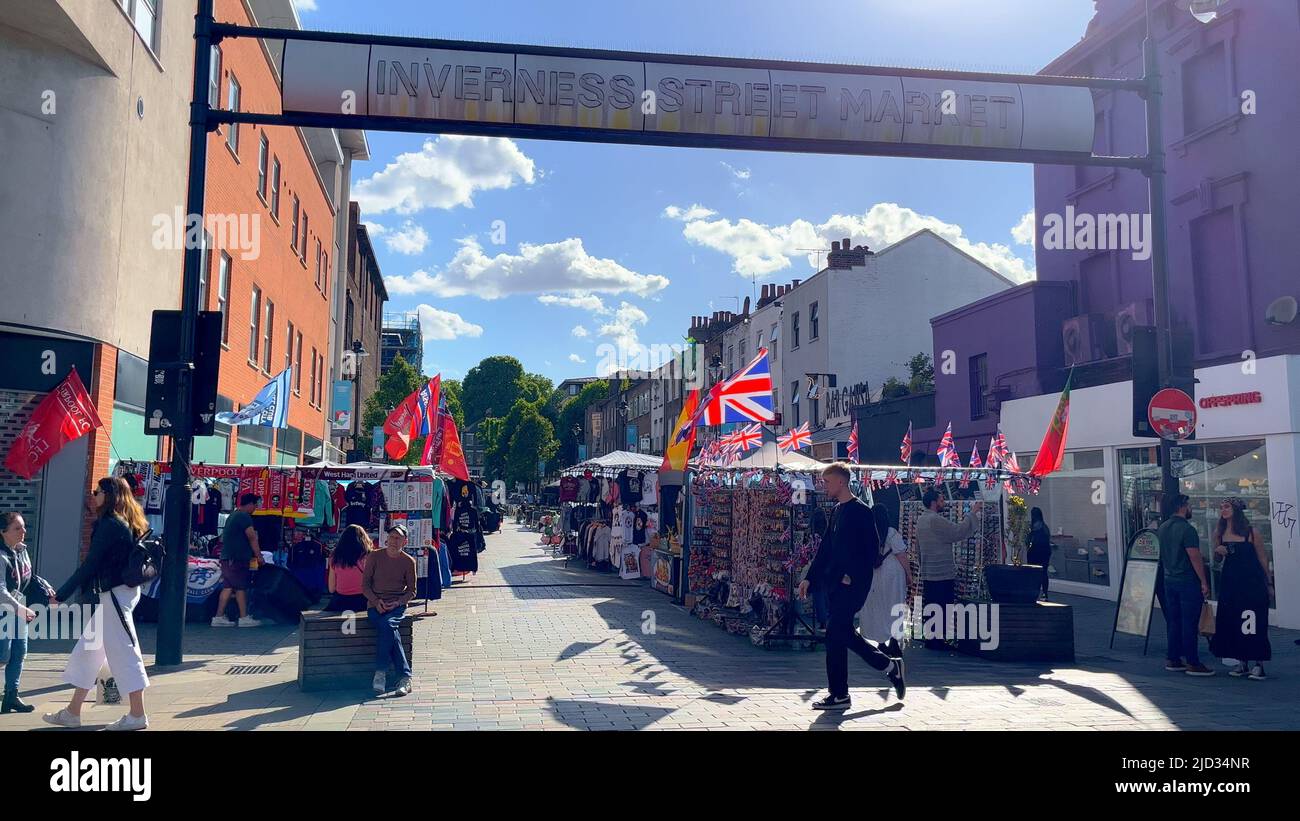 Inverness Market at Camden High Street è un luogo popolare per lo shopping a Londra - LONDRA, Regno Unito - 9 GIUGNO 2022 Foto Stock