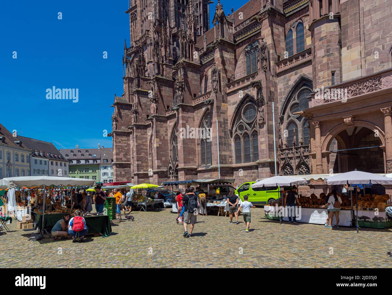 Giornata di mercato sulla piazza della cattedrale di Friburgo in Breisgau. Baden-Wuerttemberg, Germania, Europa Foto Stock