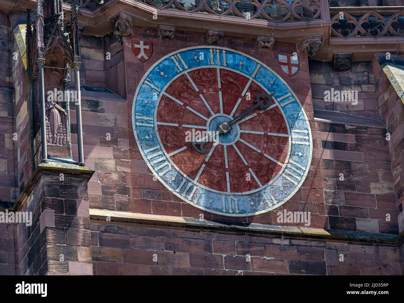 Il vecchio orologio della torre sulla Minster di Friburgo ha solo una mano di orologio e non 'conosce i minuti. Baden-Wuerttemberg, Germania, Europa Foto Stock