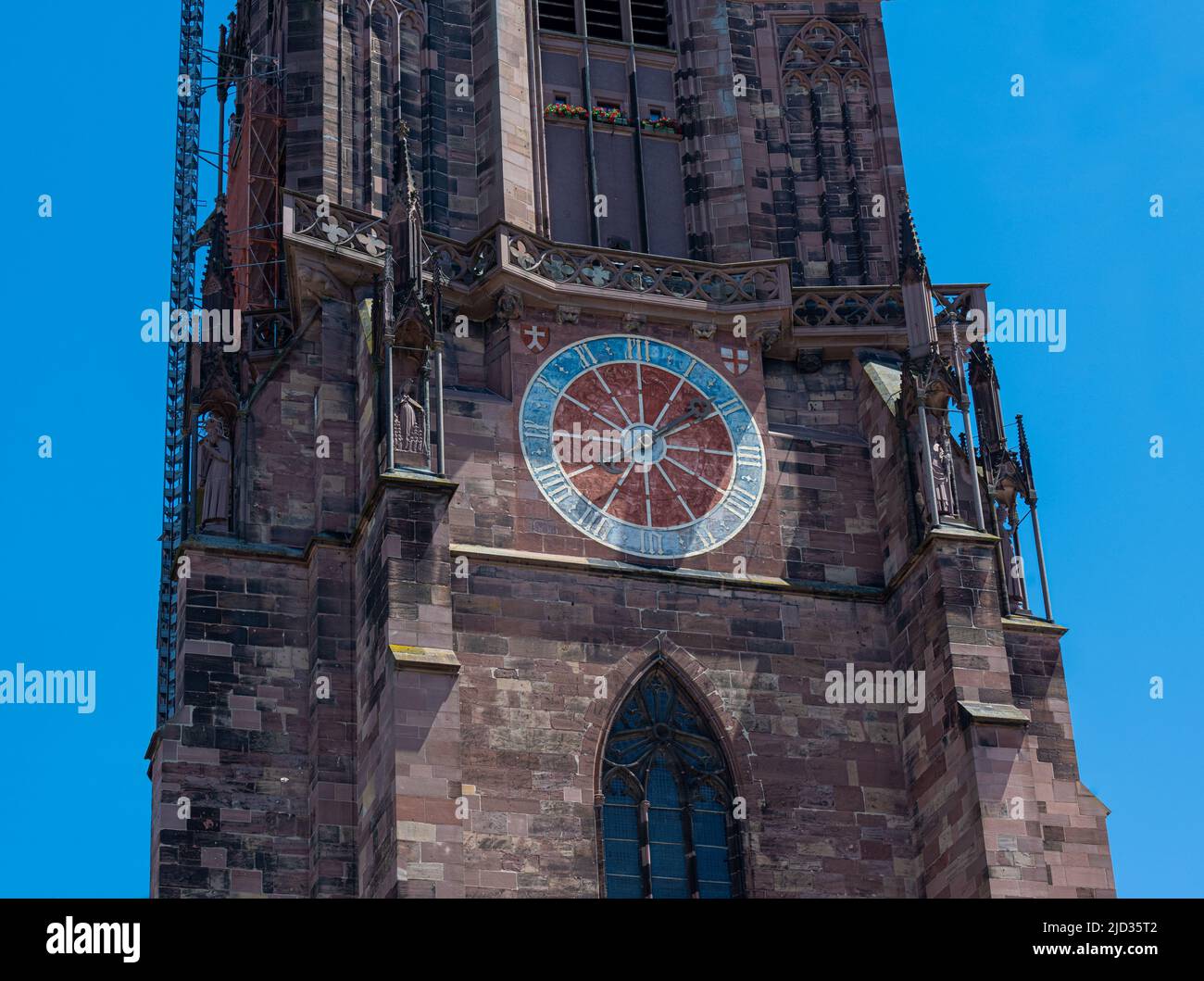 Il vecchio orologio della torre sulla Minster di Friburgo ha solo una mano di orologio e non 'conosce i minuti. Baden-Wuerttemberg, Germania, Europa Foto Stock