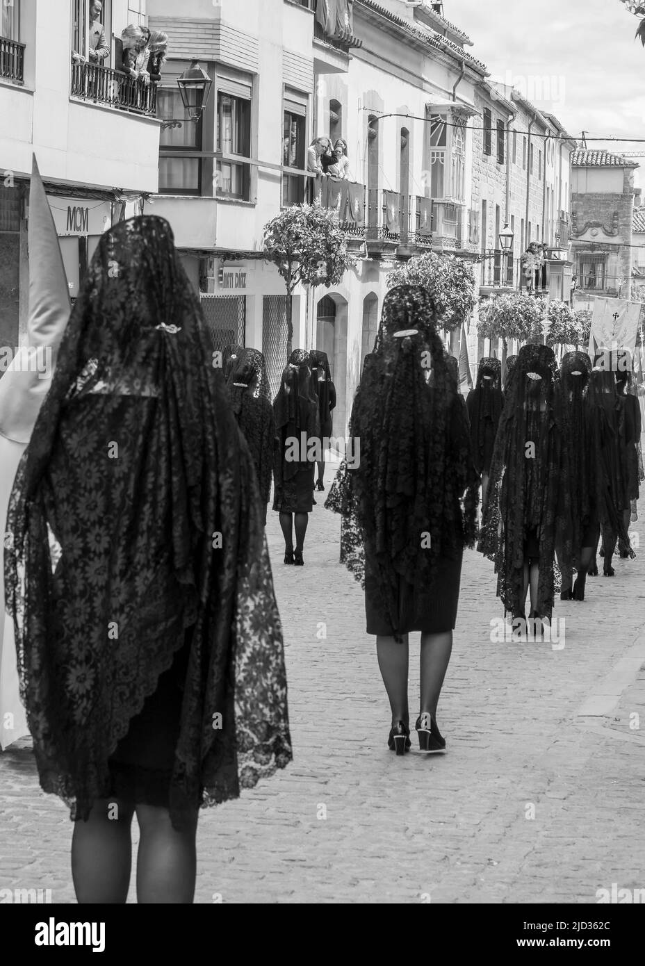 Donne vestite nella mantilla tradizionale, sfilando per le strade di Úbeda durante la settimana Santa. Foto Stock