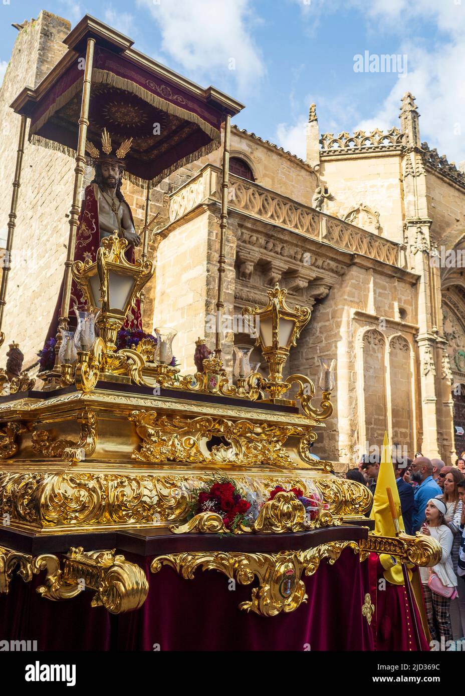 Il trono di Gesù Cristo sfilando per le strade di Úbeda durante la settimana Santa. Foto Stock