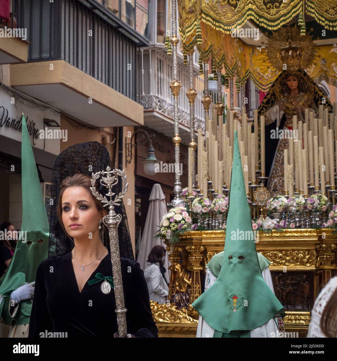 Nazareni e confraternite sfilano con i troni di Gesù e della Vergine per le strade di Ubeda durante la celebrazione Foto Stock