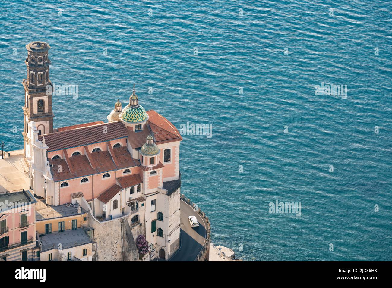 Vista dall'alto, splendida vista aerea di una bella vecchia chiesa con un sottile campanile situato su una scogliera proprio accanto alla costa. Foto Stock Vista dall'alto, splendida vista aerea di una bella vecchia chiesa con un sottile campanile situato su una scogliera proprio accanto alla costa. Foto Stock