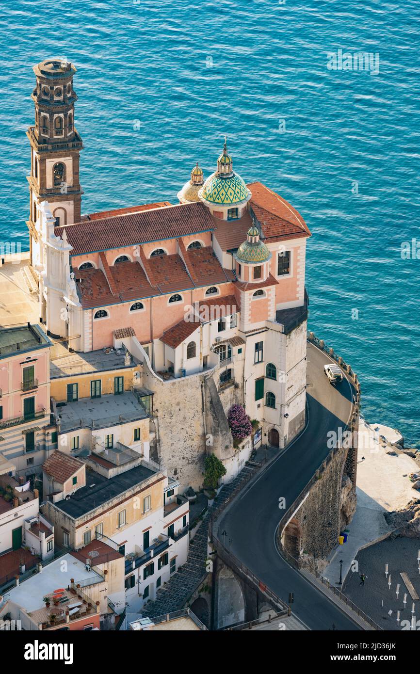 Vista dall'alto, splendida vista aerea di una bella vecchia chiesa con un sottile campanile situato su una scogliera proprio accanto alla costa. Foto Stock Vista dall'alto, splendida vista aerea di una bella vecchia chiesa con un sottile campanile situato su una scogliera proprio accanto alla costa. Foto Stock